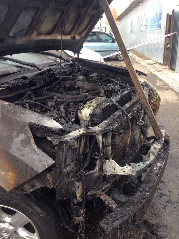 У Сумах спалили позашляховик новообраному депутату міськради - фото 3
