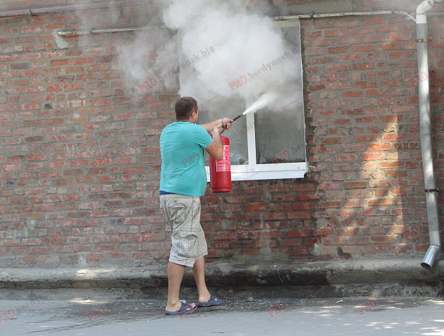 У Бердянську пожежу в житловому будинку гасили усією вулицею - фото 4