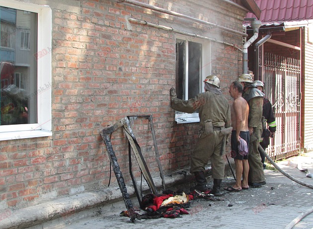У Бердянську пожежу в житловому будинку гасили усією вулицею - фото 9