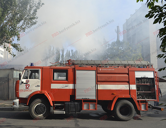 У центрі Бердянська палає пожежа - фото 2