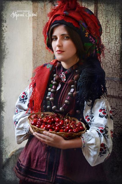 Як українки вбиралися на свята понад 100 років тому - фото 8 Як українки вбиралися на свята понад 100 років тому - фото 8