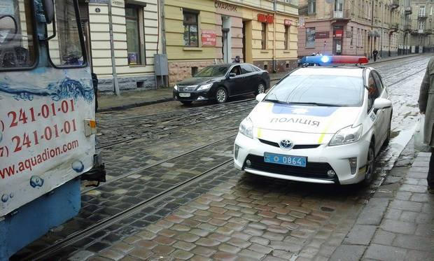 Як львівські патрульні перешкодили руху трамваїв - фото 1