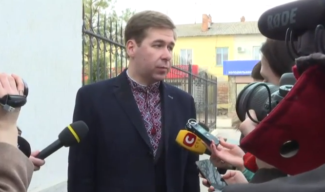 Адвокат Савченко прийшов на суд у вишиванці - фото 1