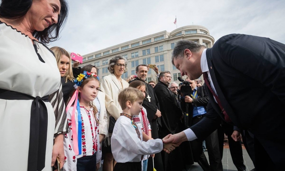 Порошенко у Вашингтоні відвідав Меморіал жертвам Голодомору (ФОТО) - фото 5