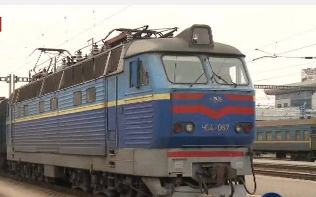 Потяги "Укрзалізниці" масово загуділи на підтримку Савченко - фото 1