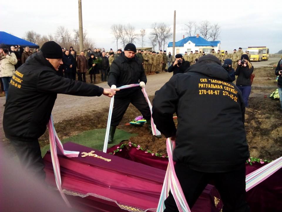 У Запоріжжі поховали "останнього невпізнаного бійця", який загинув під Іловайськом - фото 8