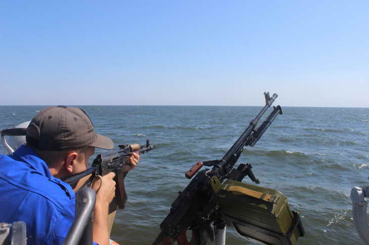 Персонал екіпажів катерів морської охорони відпрацював стрільбу з озброєння, що розташоване на катерах - фото 6