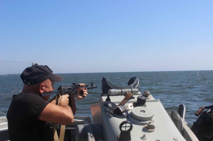 Персонал екіпажів катерів морської охорони відпрацював стрільбу з озброєння, що розташоване на катерах - фото 5
