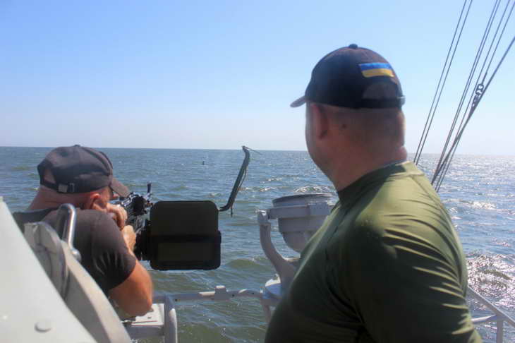 Персонал екіпажів катерів морської охорони відпрацював стрільбу з озброєння, що розташоване на катерах - фото 2