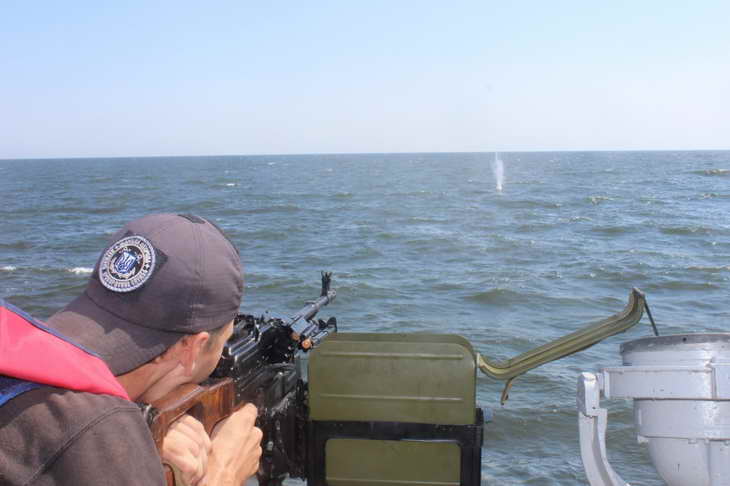 Персонал екіпажів катерів морської охорони відпрацював стрільбу з озброєння, що розташоване на катерах - фото 1