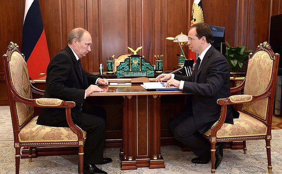 В кабінеті Путіна поставили стільці для карликів - фото 2