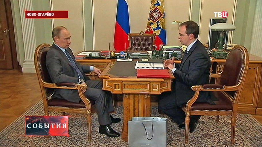 В кабінеті Путіна поставили стільці для карликів - фото 1