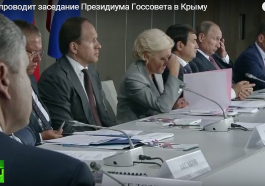 Як Путін корчив пики на нараді в Криму: жував губи на позіхав  - фото 2