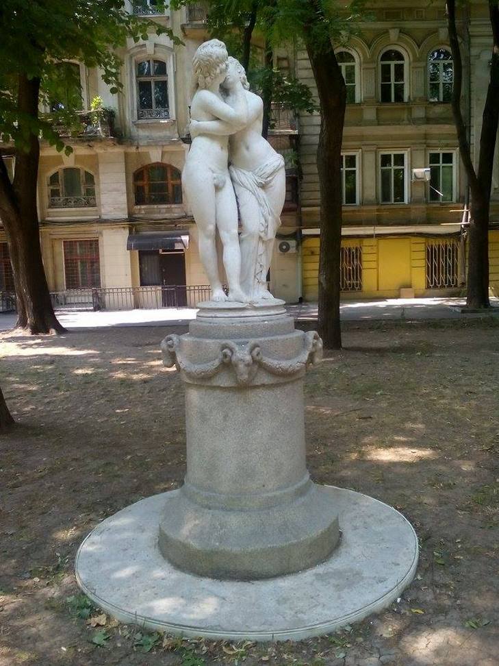 В одеському Пале - Рояль вандали пошкодили відреставровану скульптуру - фото 1