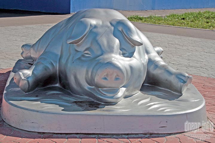 Пам'ятник свині на Полтавщині - фото 3