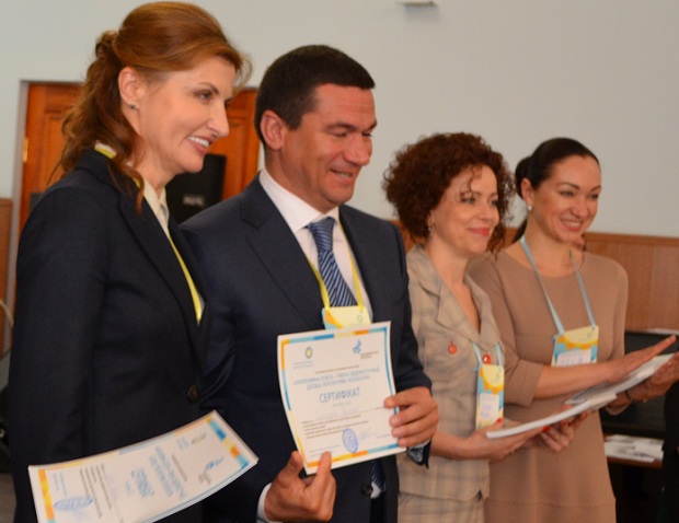 Марина Порошенко вручила відповідні документи губернатору і голові облради  - фото 10