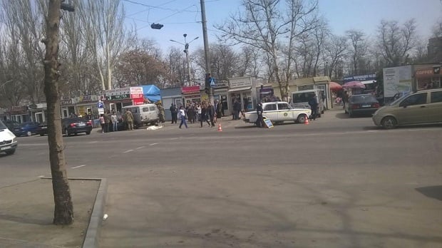 Моторошна ДТП за участю АТОшного автомобіля сталася біля ринку "Ризькій" в Мелітополі - фото 3