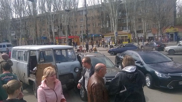 Моторошна ДТП за участю АТОшного автомобіля сталася біля ринку "Ризькій" в Мелітополі - фото 2