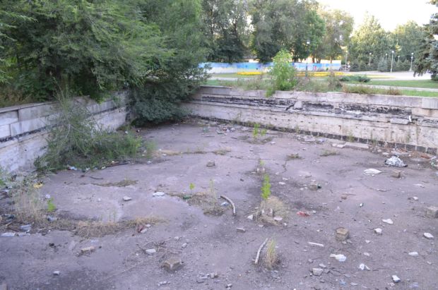 У Запоріжжі поряд з оновленим парком залишається брудна і небезпечна “Росія” - фото 2