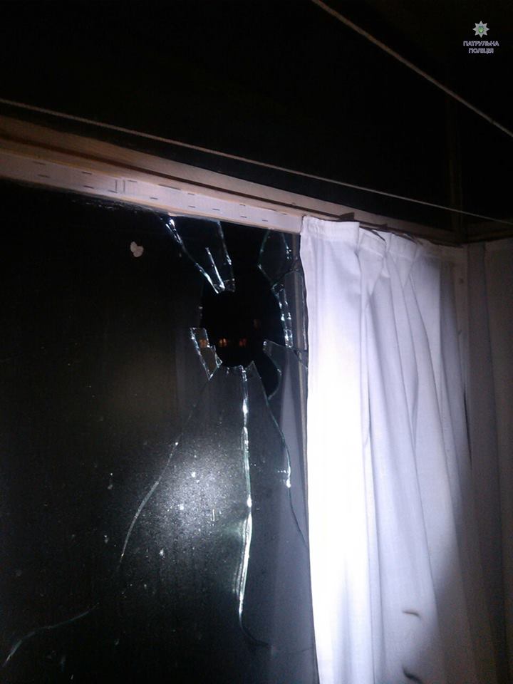 Феєрверк влучив у вікно житлового будинку у Львові - фото 2