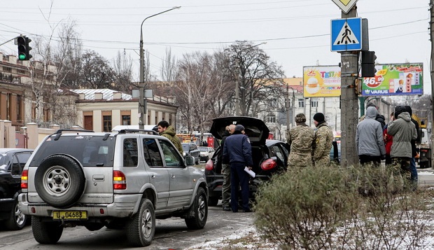 Самооборонівці затримали автомобіль, яким керував Валер'ян Горбачов, що останнім часом входив до складу антимайданівської організації “Народна гвардія” - фото 1
