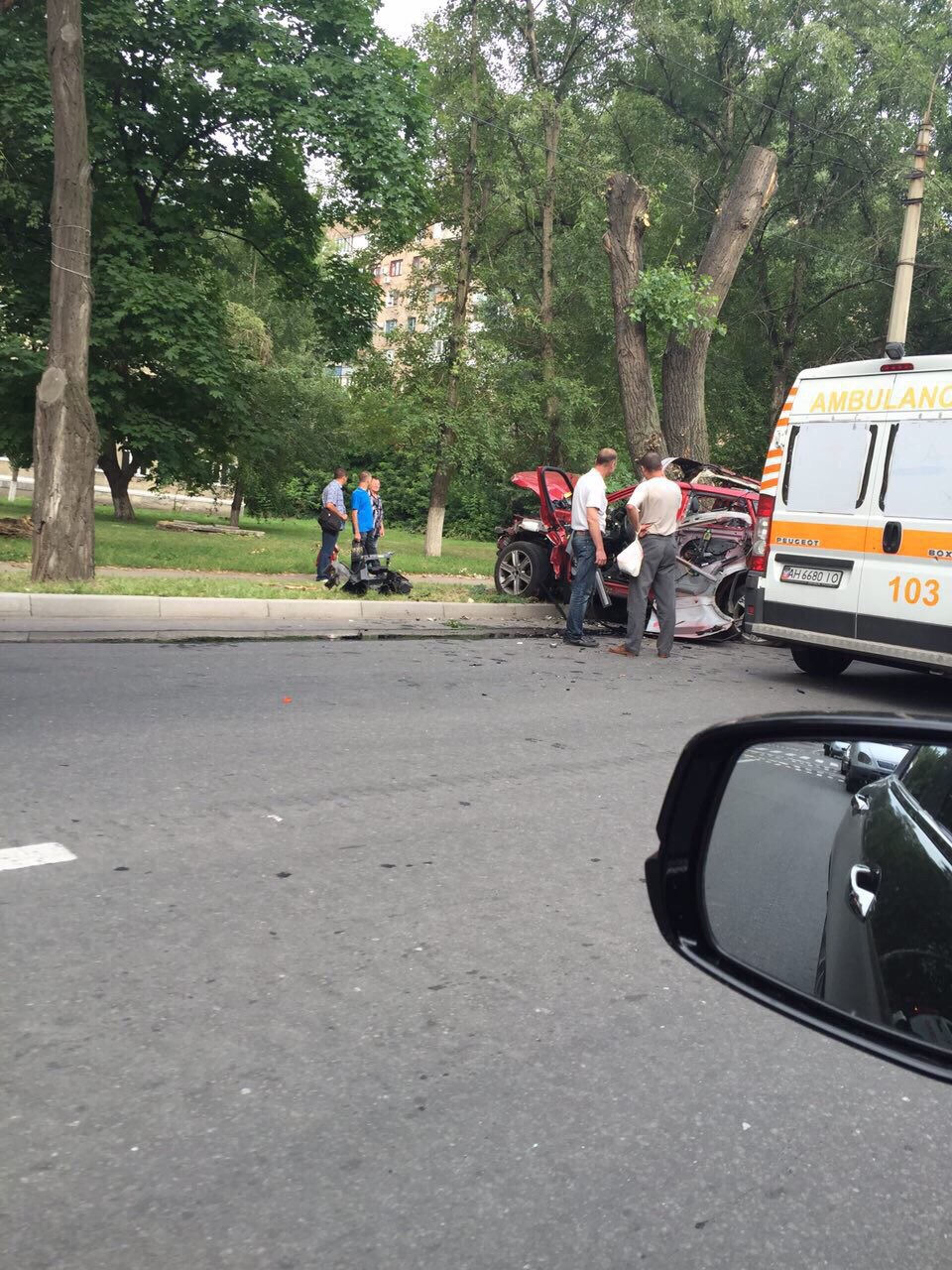 У Донецьку підірвали автомобіль секретаря Захарченка (ФОТО) - фото 1