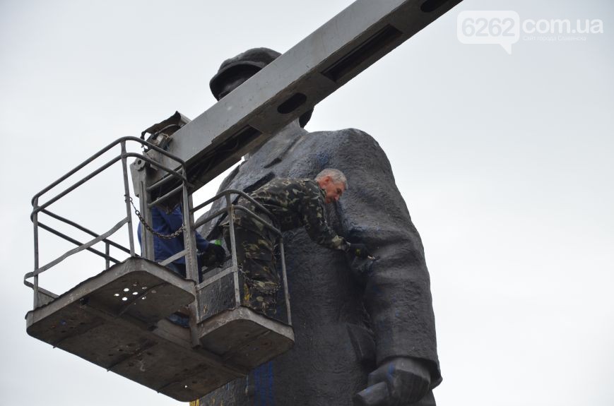 У Слов'янську міськрада вирішила підмарафетити пам'ятник Леніну з нагоди Дня Перемоги (ФОТО) - фото 1