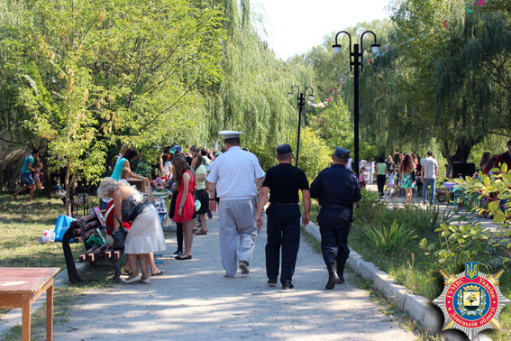 Мешканці Слов'янська відсвяткували День міста під охороною 80 міліціонерів (ФОТО) - фото 1