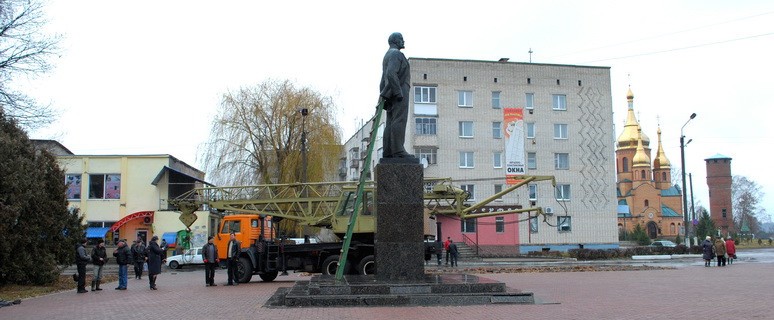 У Ямполі на Сумщині пам’ятник Леніну декілька годин пручався "декомунізаторам"  - фото 1