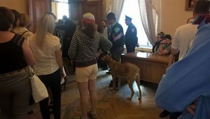 У Львові собаки прийшли на сесію міськради - фото 1