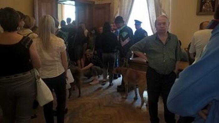 У Львові собаки прийшли на сесію міськради - фото 2