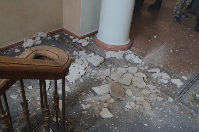 В Запоріжжі під час "декомунізаційної" сесії міськради впала стеля - фото 2