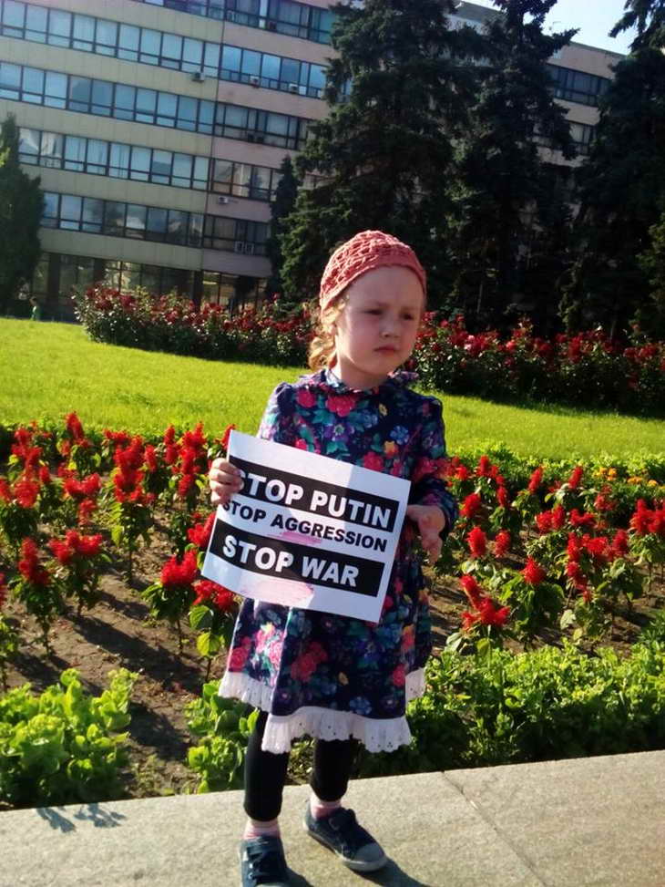Жителі Запоріжжі підтримали всесвітню акцію "Stop Putin’s War in Ukrain" - фото 2