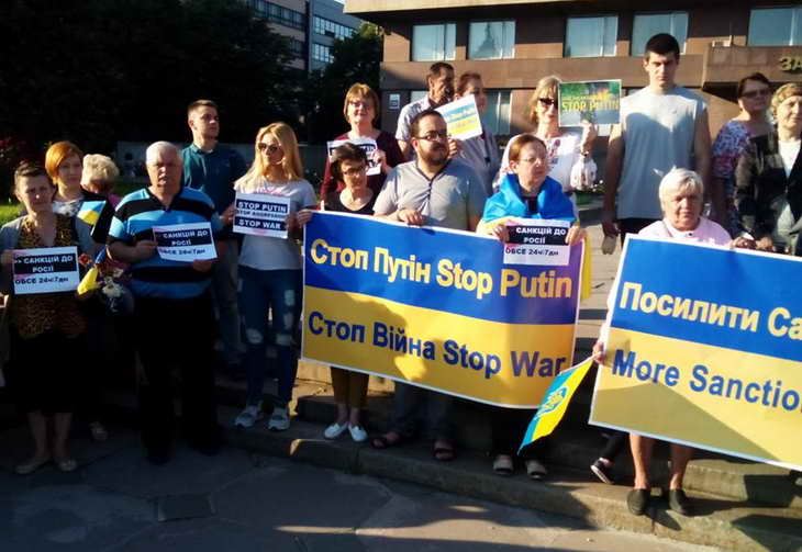 Жителі Запоріжжі підтримали всесвітню акцію "Stop Putin’s War in Ukrain" - фото 3