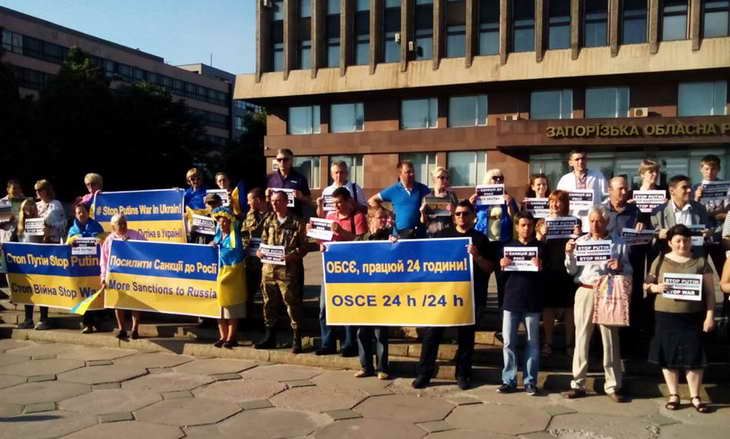 Жителі Запоріжжі підтримали всесвітню акцію "Stop Putin’s War in Ukrain" - фото 1