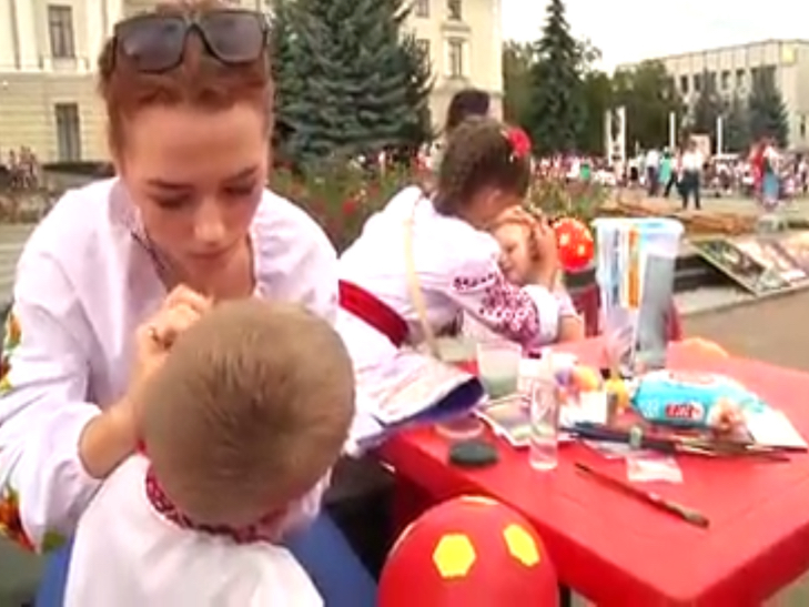 В День Незалежності хмельницькі волонтерки рятують здоров'я Сашка Вишньовського - фото 2