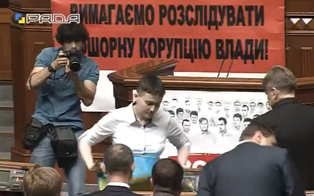 Савченко замінила свій портрет у Раді на обличчя полонених (ФОТО) - фото 1
