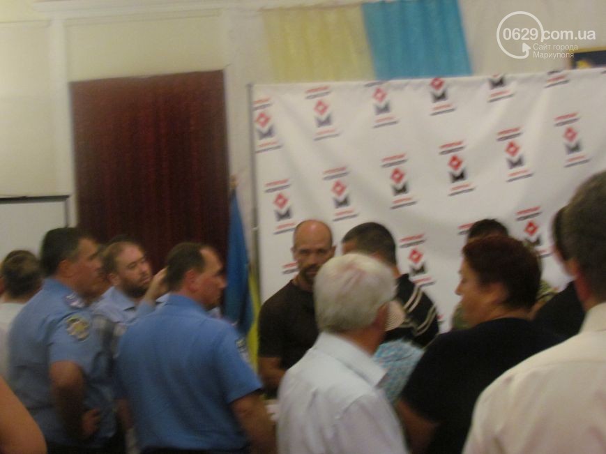 Маріупольський депутат накинувся на Таруту з криками "ганьба" (ФОТО) - фото 1