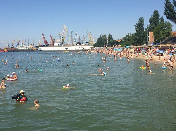 У Бердянську, боячись крадіжки, люди купаються в морі з речами  - фото 1