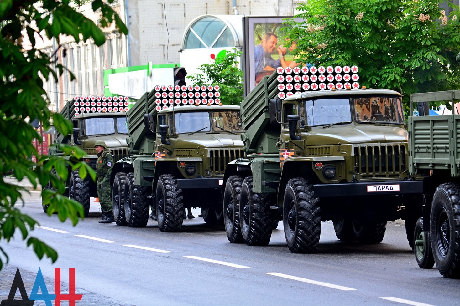 Натовп, танки і "Гради", Моторола в орденах: Окупований Донецьк відзначає 9 травня (ФОТО) - фото 4