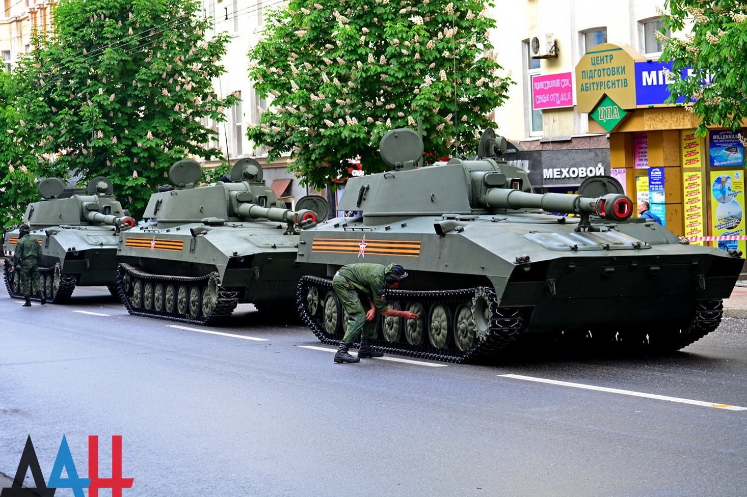 Натовп, танки і "Гради", Моторола в орденах: Окупований Донецьк відзначає 9 травня (ФОТО) - фото 3
