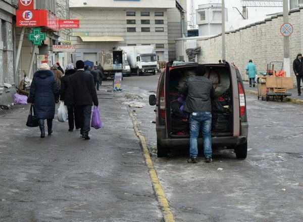 Як "виносні" торгівці тікали від поліцейських у Дніпропетровську - фото 3