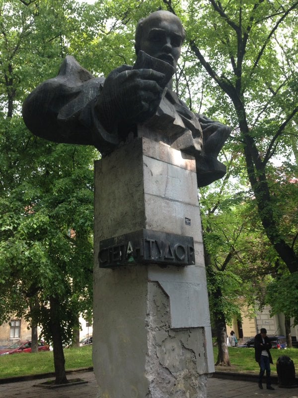 Як виглядає пам'ятник Тудору у Львові, після сутичок - фото 2