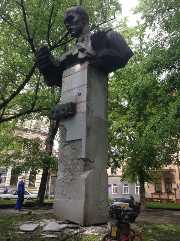 Як виглядає пам'ятник Тудору у Львові, після сутичок - фото 4