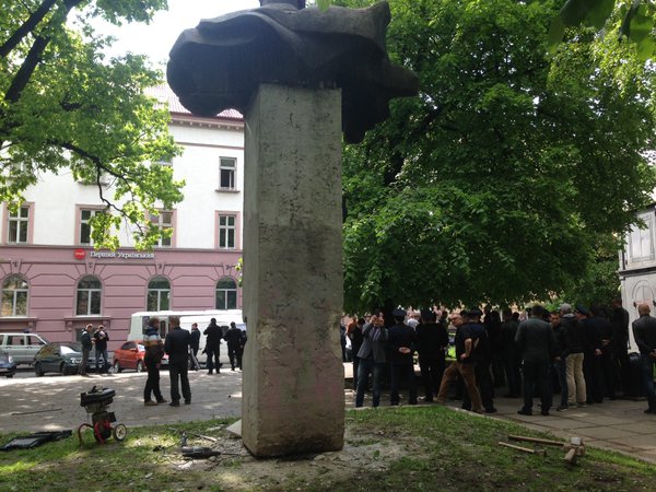 Як виглядає пам'ятник Тудору у Львові, після сутичок - фото 5