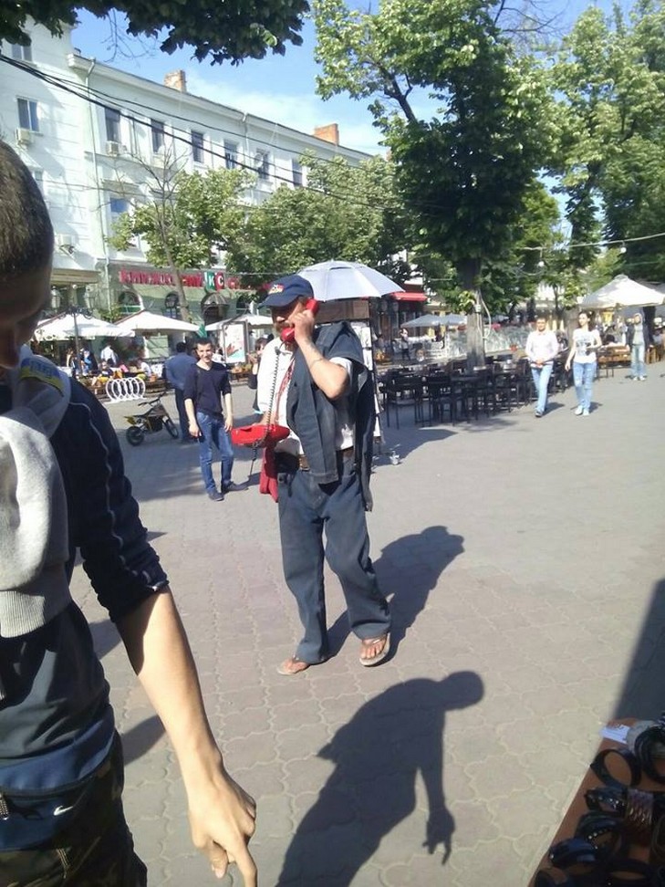 В Одесі на Дерибасівській дивак "розмовляв" по телефону з дротом - фото 1