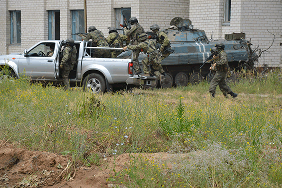 Як луганська міліція вчилась "давати по зубах" бойовикам (ФОТО, ВІДЕО) - фото 2