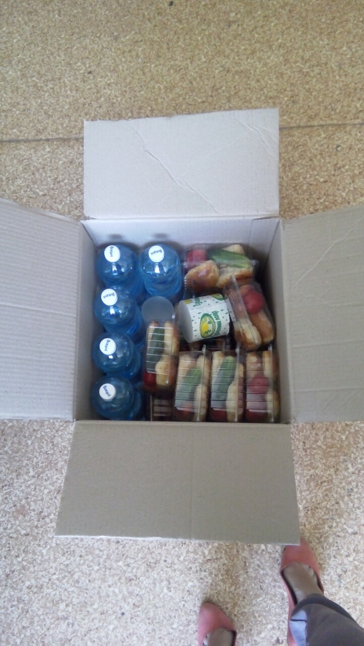 Коробки з "гуманітарною" їжею везуть для членів виборчкомів у Чернігові - фото 2