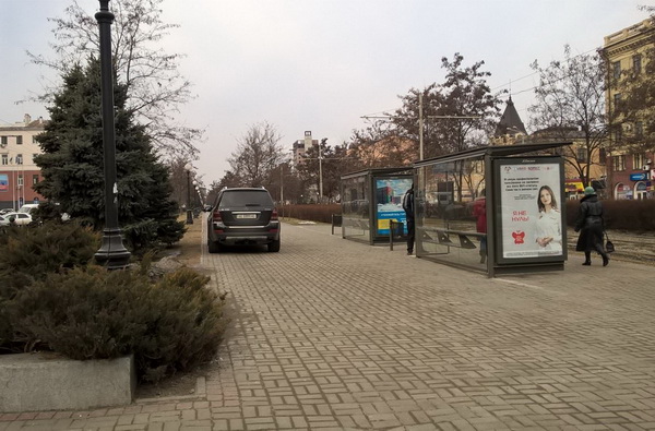 Водії-хами у Дніпропетровську обирають вражаючі місця для паркування - фото 1