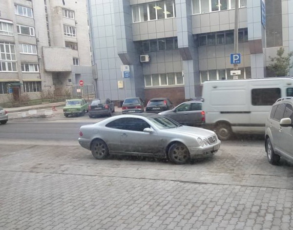 Водії-хами у Дніпропетровську обирають вражаючі місця для паркування - фото 2